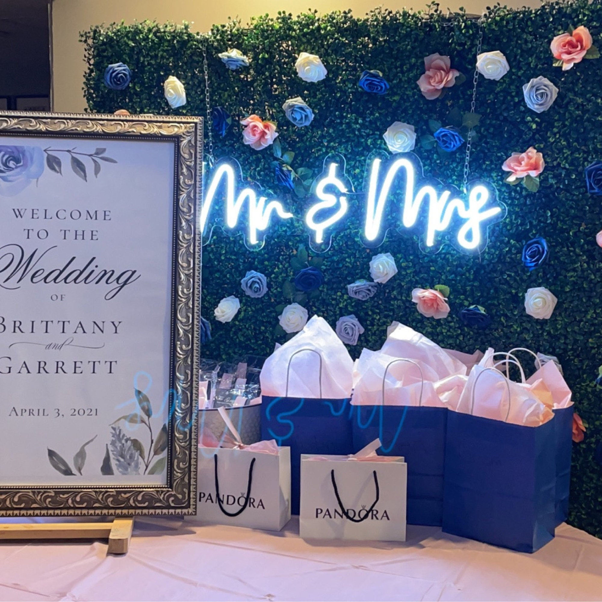 Mr & Mrs Wedding Neon Sign,Mr Mrs Neon Sign, Custom Wedding Decor,Led Neon Sign, Wedding Backdrop,Neon Wedding Sign, Personalized Gift