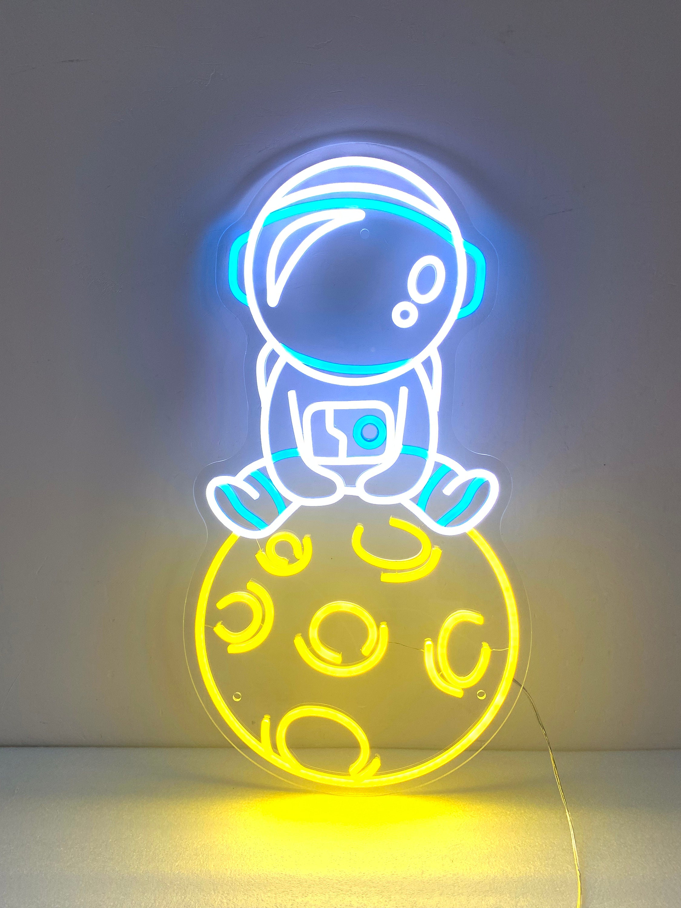 Astronaut Neon Sign, Neon Sign Light Decor, Astronaut with Planet Bedroom Neon Sign, Astronaut Neon Light, Astronaut Wall Decoration