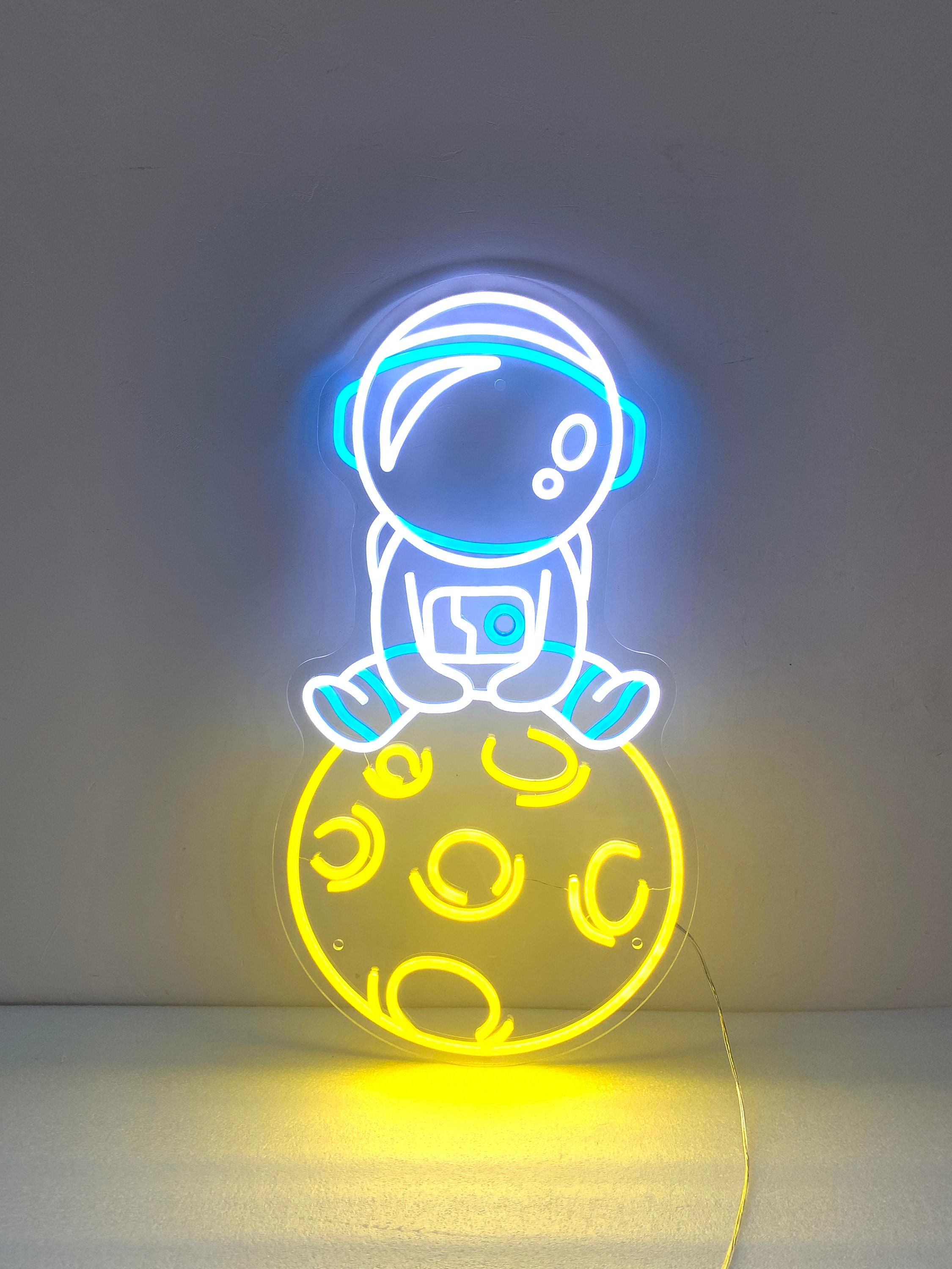 Astronaut Neon Sign, Neon Sign Light Decor, Astronaut with Planet Bedroom Neon Sign, Astronaut Neon Light, Astronaut Wall Decoration