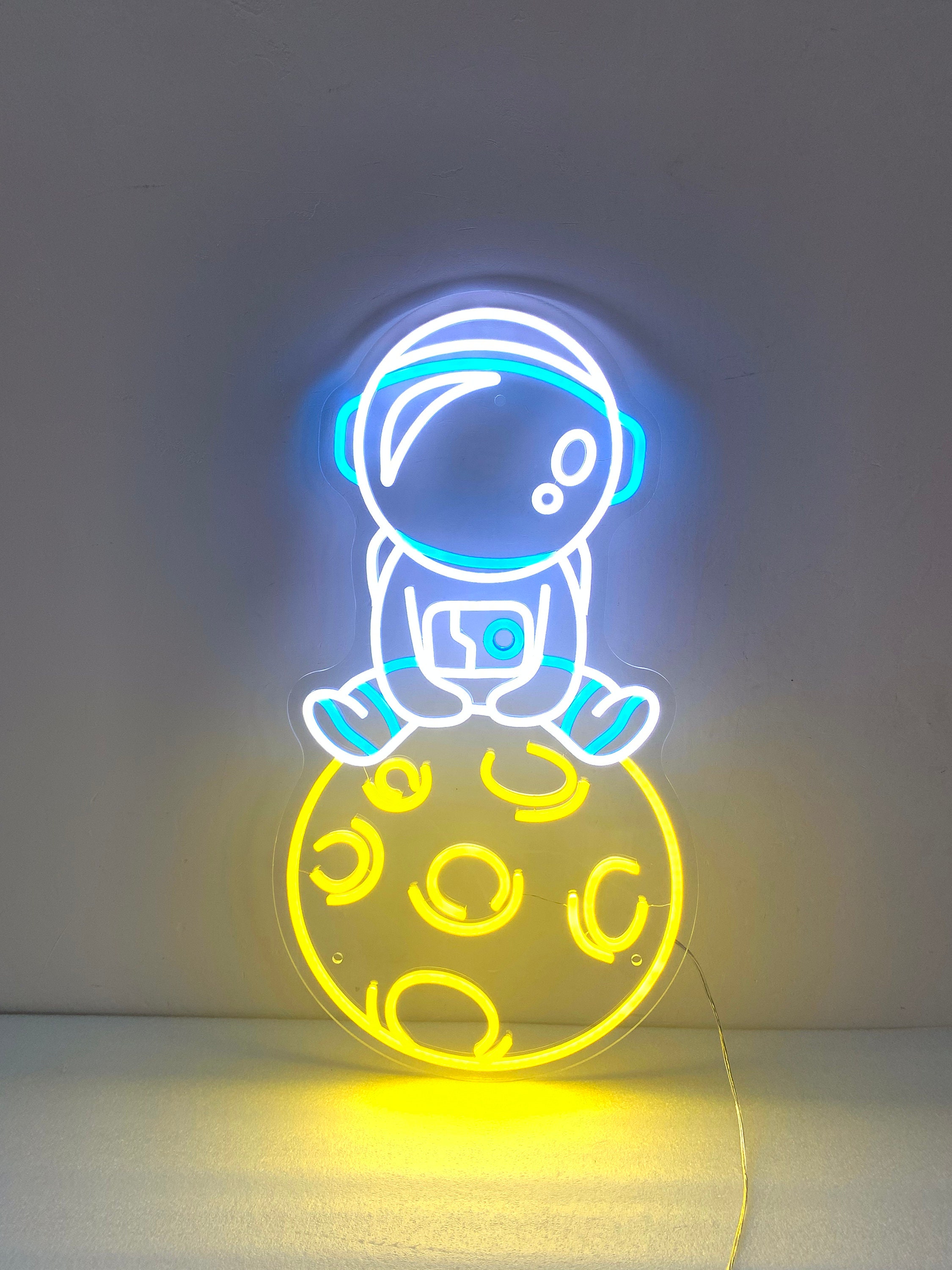 Astronaut Neon Sign, Neon Sign Light Decor, Astronaut with Planet Bedroom Neon Sign, Astronaut Neon Light, Astronaut Wall Decoration