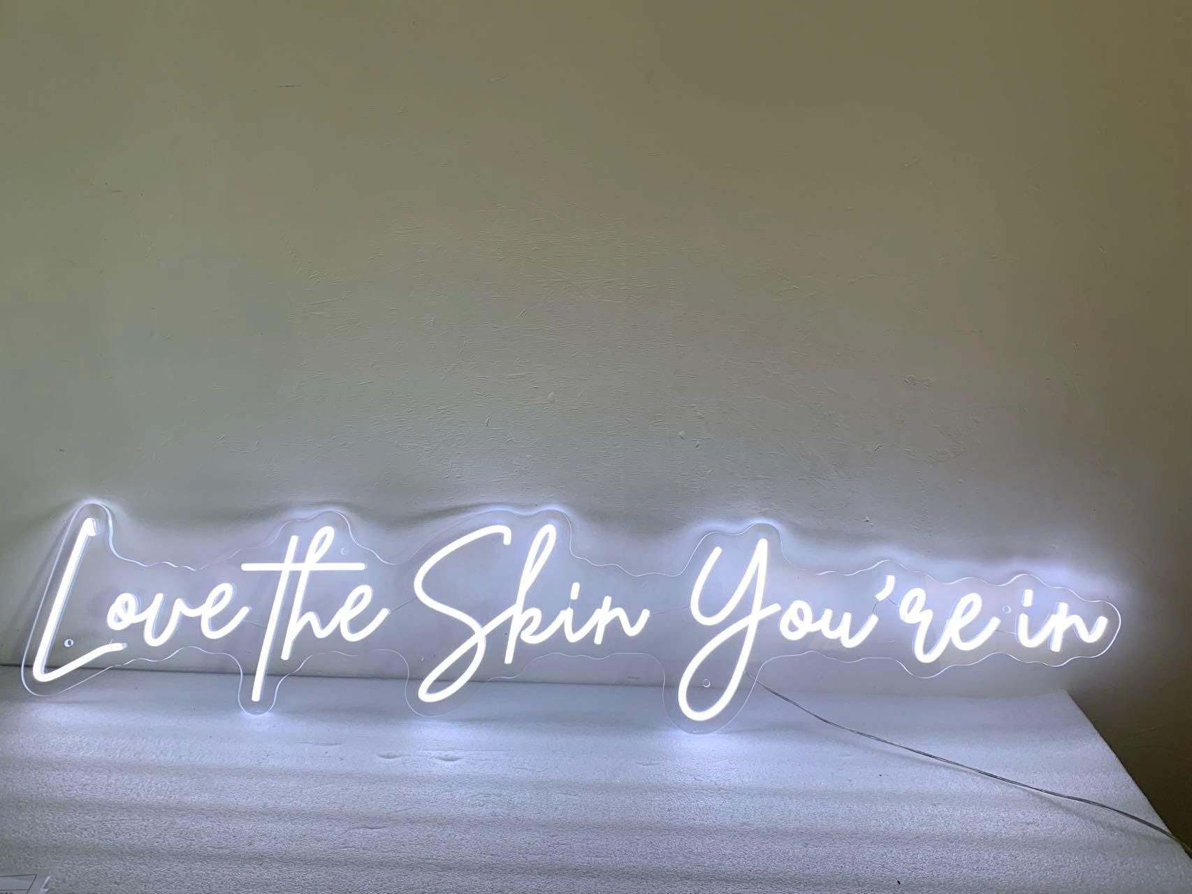 Love the skin you're in Neon Sign, Skincare Sign, Esthetician Decor, Skincare Salon Decor, Beauty Salon Decor, Beauty Skin Care